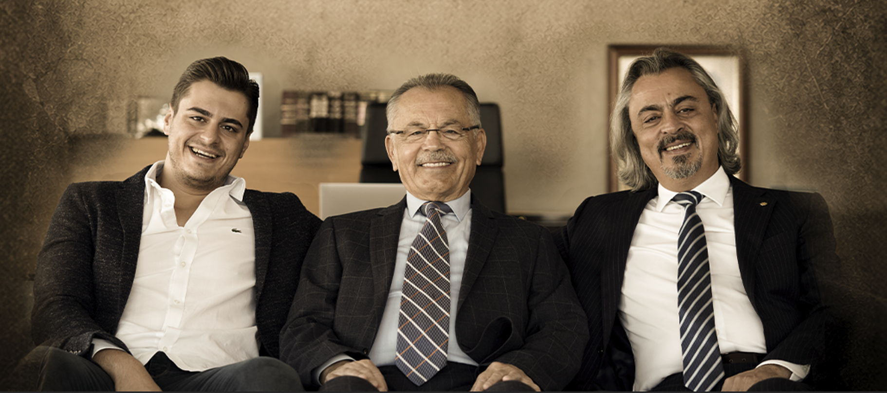 Dört kuşağı temsil eden aile fotoğrafı için örnek alan